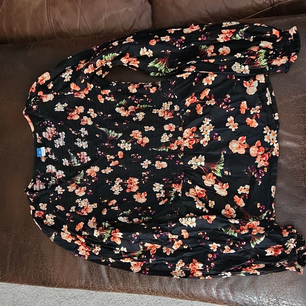 Old navy peplum floral top, size extra small tall (gives more length)